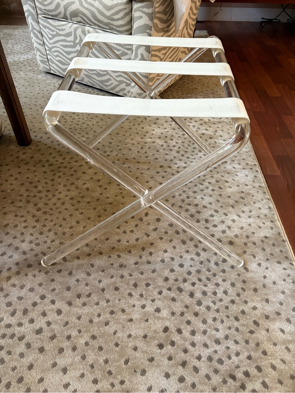 Lucite/Acrylic MCM luggage stand foldable - Picture 2 of 6